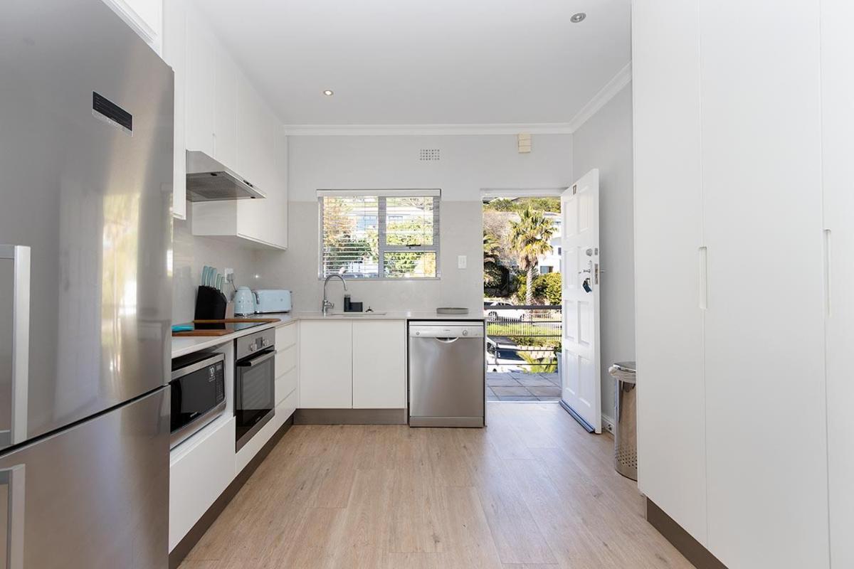 Stunning Sea View Apartment - Camps Bay Kaapstad Buitenkant foto